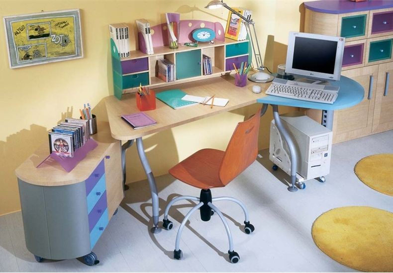 Школьное место ученика. Стол письменный для школьника. Стол для учебы. Школьный стол для девочки. Стол для уроков.